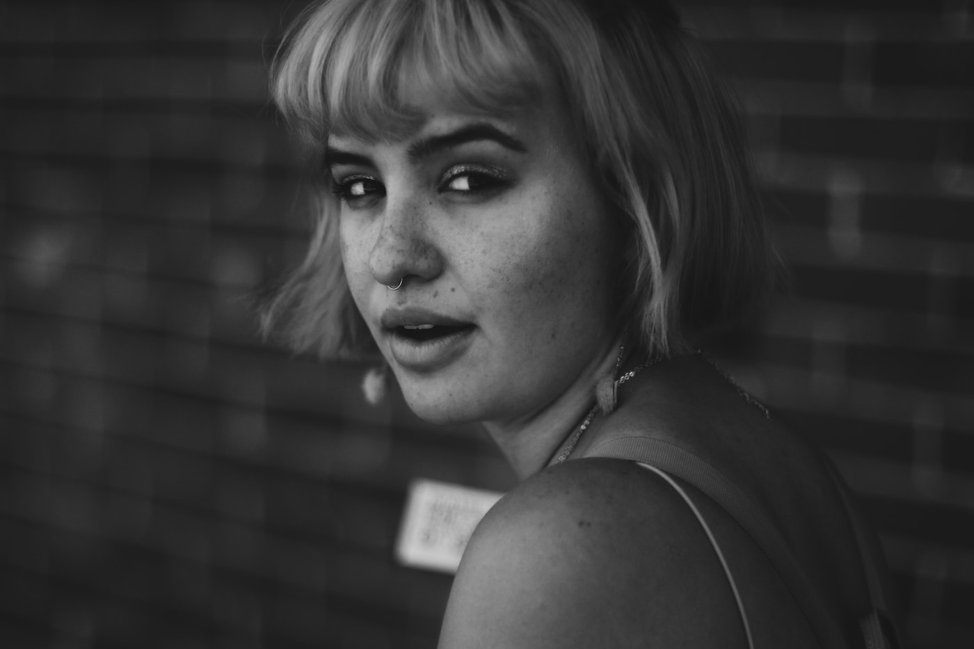 まっすぐな前髪とショートボブの女性のモノクロポートレート